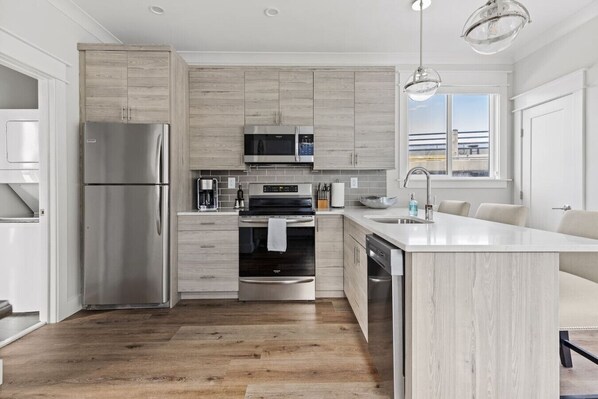 Full-size fridge, microwave, oven, stovetop