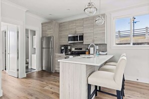 Refrigerador con freezer, microondas, horno, placa de cocina