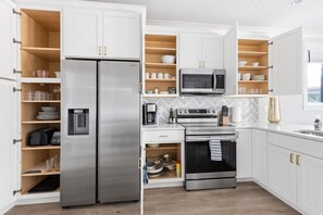 Een koelkast, een magnetron, een oven, een kookplaat