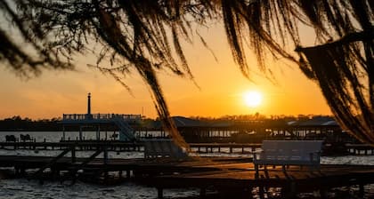 GilligansIslandResort.com White Lake Waterfront Cottage Pier w/boat access pool