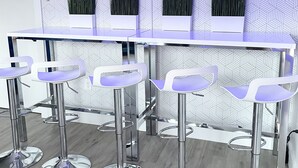 Una zona de bar con un letrero de neón que dice "LUXE LIFE" y cuatro taburetes de bar.