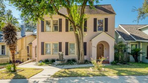Unclassified image, 3 of 49, button - Convenient to Downtown, Riverwalk, Pearl, Zoo and Museums! New Hot Tub! (San Antonio)