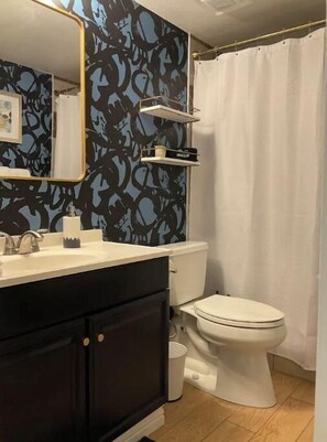 Shower, hair dryer, towels, soap - Modern/Updated Old Town 1st Floor Dedicated Parking 2BR/2BA Pool Spa Hot Tub (Scottsdale)