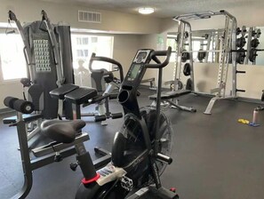 Fitness facility - Modern/Updated Old Town 1st Floor Dedicated Parking 2BR/2BA Pool Spa Hot Tub (Scottsdale)