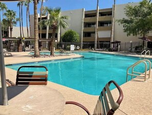 Outdoor pool - Modern/Updated Old Town 1st Floor Dedicated Parking 2BR/2BA Pool Spa Hot Tub (Scottsdale)