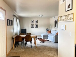 TV - Spacious 2 BDRM/sleeps 6 (Laramie)