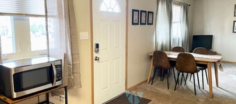 Spacious 2 BDRM/sleeps 6