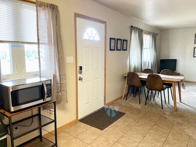 Spacious 2 BDRM/sleeps 6