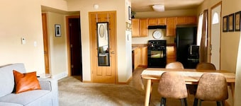 Spacious 2 BDRM/sleeps 6