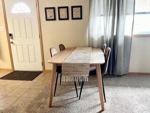 Dining - Spacious 2 BDRM/sleeps 6 (Laramie)