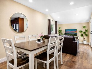 Dining - Jaybird Lodge - Walk to Lake & Village, Fireplace, AC (Big Bear Lake)