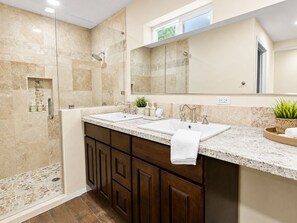 Combined shower/bathtub, hair dryer, towels - Jaybird Lodge - Walk to Lake & Village, Fireplace, AC (Big Bear Lake)