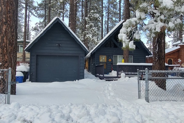 Snow covered Big Bear Cool Cabins, Bearadise