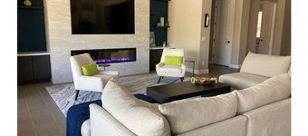 Modern Executive Home Pool & Hot Tub 4BR/3.5BA, Office
