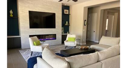 Modern Executive Home Pool & Hot Tub 4BR/3.5BA, Office