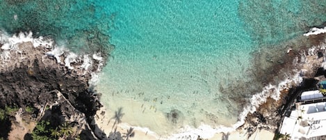 Chaises longues, serviettes de plage