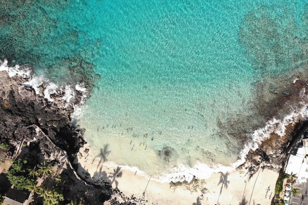 Chaises longues, serviettes de plage