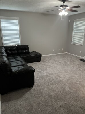 TV - 2 story home walking distance to six flags (Austell)