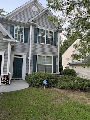 Exterior - 2 story home walking distance to six flags (Austell)