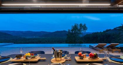 Luxurious 4-BR villa for up to 8 with pool and spa