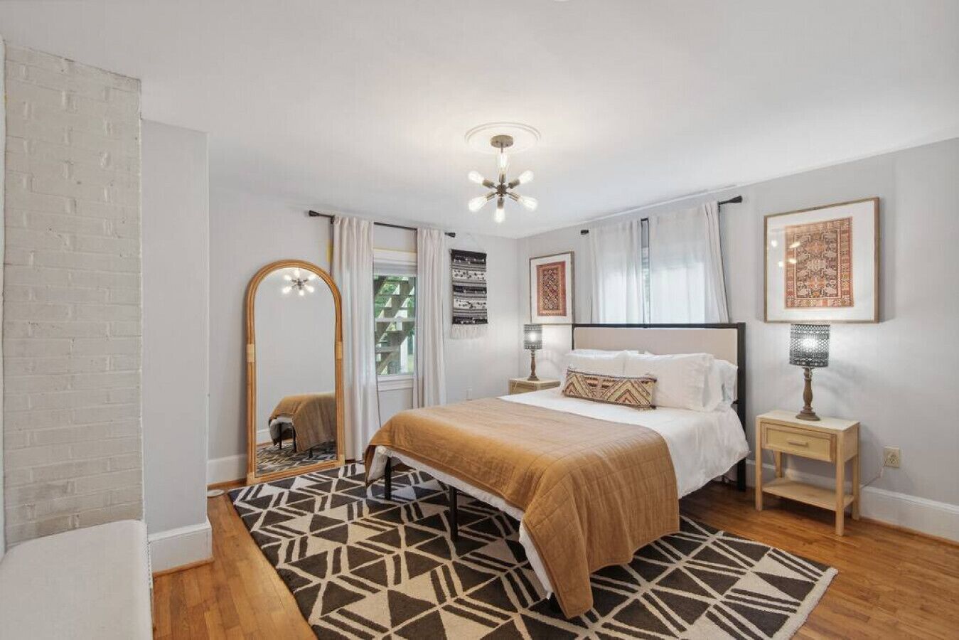 4 bedrooms, desk, iron/ironing board, travel crib