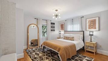 4 habitaciones, escritorio y tabla de planchar con plancha