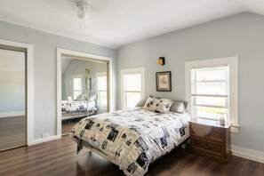 3 bedrooms, WiFi - Newly-renovated 3-bedroom GetAway on a 40-acre Park, Beach & Lake (Milan)