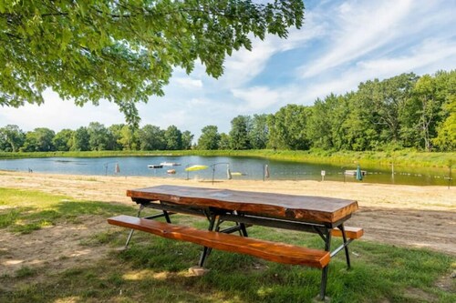 Newly-renovated 3-bedroom GetAway on a 40-acre Park, Beach & Lake