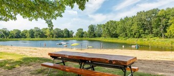 Newly-renovated 3-bedroom GetAway on a 40-acre Park, Beach & Lake