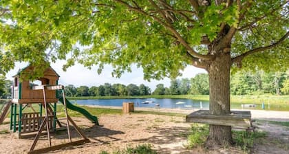 Newly-renovated 3-bedroom GetAway on a 40-acre Park, Beach & Lake