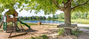 Newly-renovated 3-bedroom GetAway on a 40-acre Park, Beach & Lake