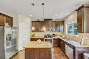 Fridge, microwave, oven, stovetop - Immaculate home in Atlanta Near the Airport/w private bathrooms Big smart TVs (Ellenwood)