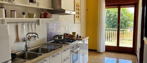Fridge, oven, stovetop, coffee/tea maker