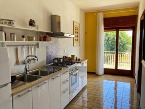 Réfrigérateur, four, plaque de cuisson, cafetière/bouilloire