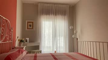 2 bedrooms, in-room safe, desk, iron/ironing board