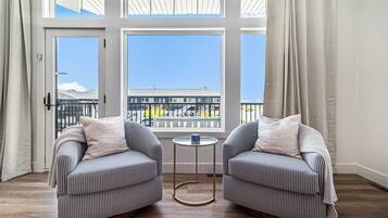 Smart TV, fireplace, video games, table tennis