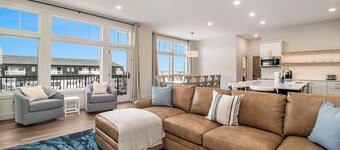 Suite B: New pool! New Building! Swim, Soak & Stay. Sleeps 18!