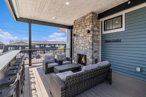 Suite B: New pool! New Building! Swim, Soak & Stay. Sleeps 18!