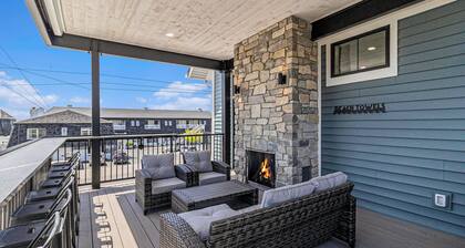 Suite B: New pool! New Building! Swim, Soak & Stay. Sleeps 18!