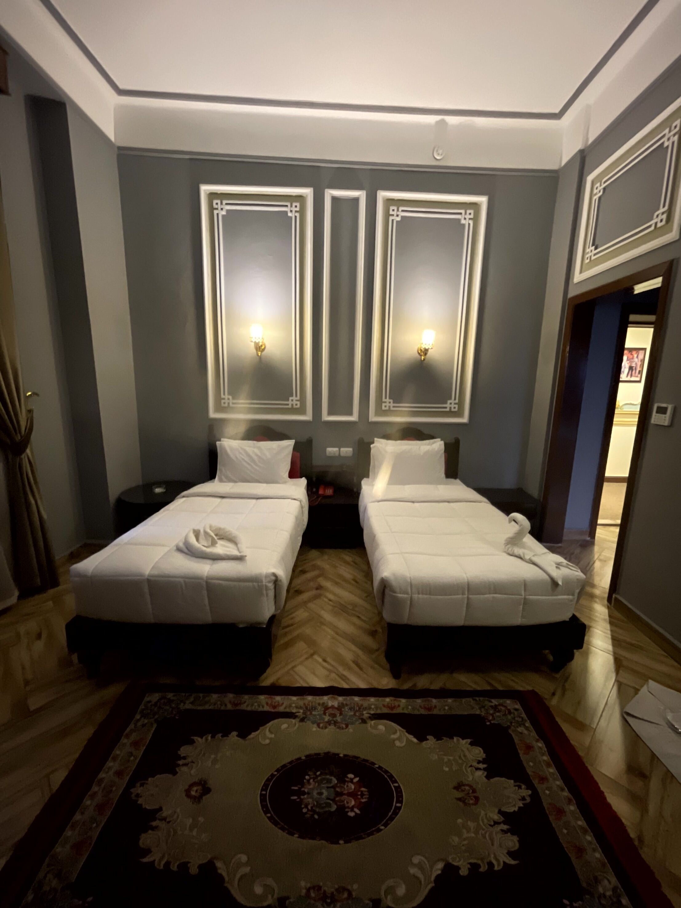 Hochwertige Bettwaren, Betten mit Memory-Foam-Matratzen, Minibar