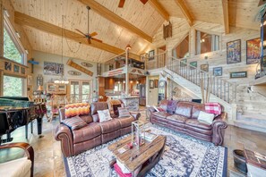 Smart TV, chimenea, reproductor de DVD y tenis de mesa 