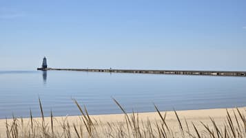 Playa en los alrededores, camastros y toallas de playa