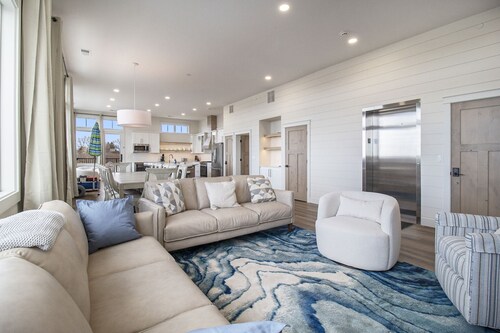 Relax & Unwind in a New Building with a New Heated Pool & Hot Tub, Sleep 13!