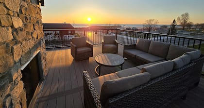 Relax & Unwind in a New Building with a New Heated Pool & Hot Tub, Sleep 13!