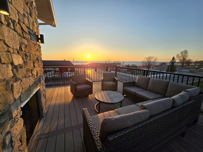 Relax & Unwind in a New Building with a New Heated Pool & Hot Tub, Sleep 13!