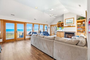 TV, caminetto, tavolo da calcetto