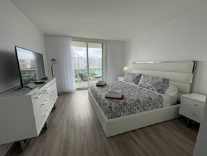 2 quartos, ferros/tábuas de passar roupa, berço de viagem