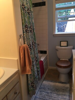 Ensemble douche/baignoire, baignoire à jets, sèche-cheveux