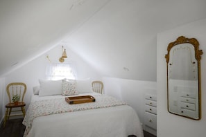 2 habitaciones, escritorio y tabla de planchar con plancha