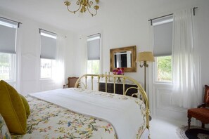 2 bedrooms, desk, iron/ironing board, travel cot